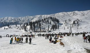 Jammu-kashmir: गुलमर्ग में मौसम की पहली बर्फबारी, पर्यटक उठा रहे लुफ्त