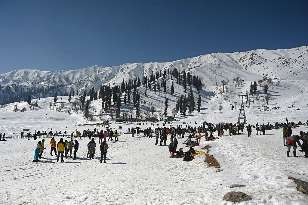 Jammu-kashmir: गुलमर्ग में मौसम की पहली बर्फबारी, पर्यटक उठा रहे लुफ्त