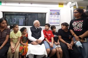 श्री राम कॉलेज ऑफ कॉमर्स के शताब्दी समारोह में शामिल होने के लिए प्रधानमंत्री मोदी ने मेट्रो से यात्रा की, छात्रों व अन्य यात्रियों से की बातचीत