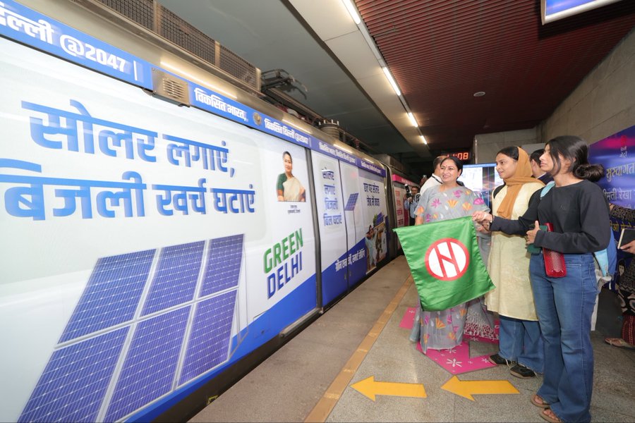 सीएम रेखा गुप्ता ने सरकार की योजना के प्रचार के लिए Wrapped Metro Train को दिखाई हरी झंडी
