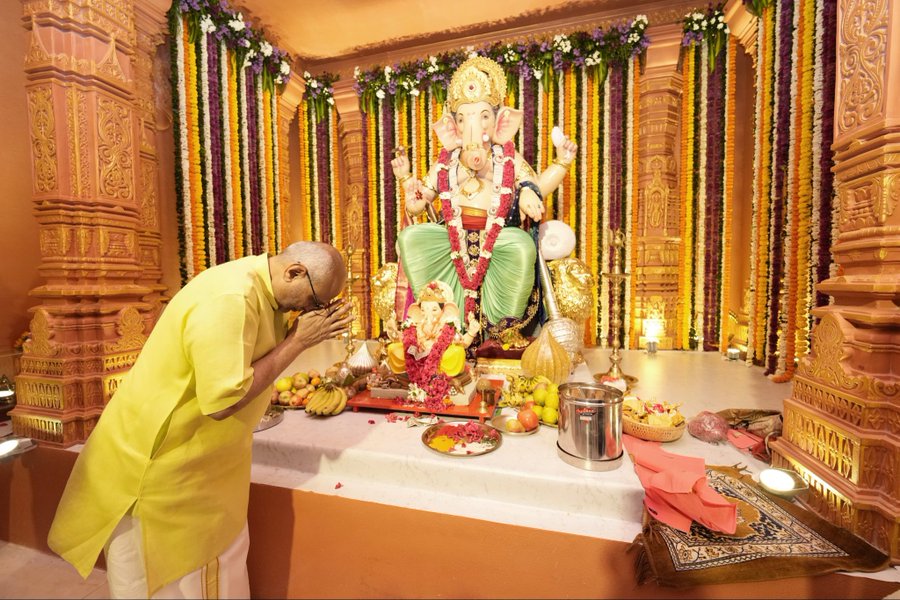 उप-राष्ट्रपति राधाकृष्णन ने मुंबई में लालबागचा राजा के दर्शन किए, मुख्यमंत्री फडणवीस के घर भी पहुंचे