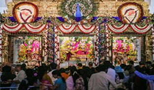 जन्माष्टमी पर देशभर में भक्तिमय माहौल, मंदिरों में उमड़ी श्रद्धालुओं की भीड़