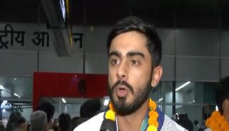 एशियन गेम्स 2026: पदकों के साथ स्वदेश लौटे भारतीय निशानेबाज, एयरपोर्ट पर ढोल-नगाड़ों के साथ हुआ भव्य स्वागत