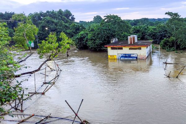 ओडिशा में बाढ़ प्रभावित एक लाख से अधिक लोगों को सुरक्षित स्थानों पर पहुंचाया गया, महानदी उफान पर