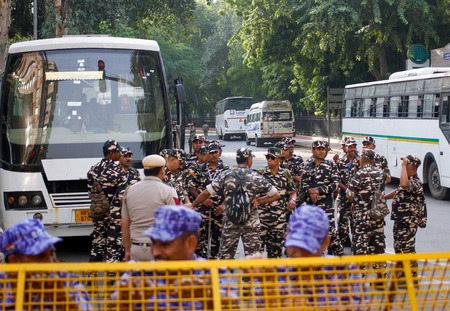 दिल्ली पुलिस ने शनिवार को कई प्रमुख मार्गों पर ट्रैफिक डायवर्जन लागू करने की घोषणा की, अतिरिक्त समय लेकर यात्रा करने की सलाह