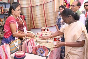 राष्ट्रपति मुर्मु और आंध्र प्रदेश के मुख्यमंत्री ने राष्ट्रीय सरस मेले में हिस्सा लिया