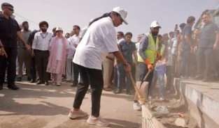 ‘सेवा मेरा योगदान’ के तहत स्वच्छता अभियान में शामिल हुईं सीएम रेखा गुप्ता, स्वच्छ दिल्ली के लिए की अपील