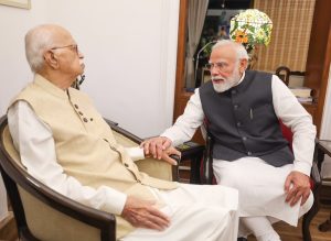 सार्वजनिक जीवन में 25 साल पूरे होने पर पीएम मोदी ने आडवाणी से लिया आशीर्वाद, कहा- उनकी महत्वपूर्ण भूमिका रही