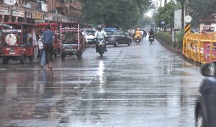 राजस्थान में बारिश और ओलावृष्टि से गिरा तापमान, किसानों को फसलों के नुकसान की चिंता