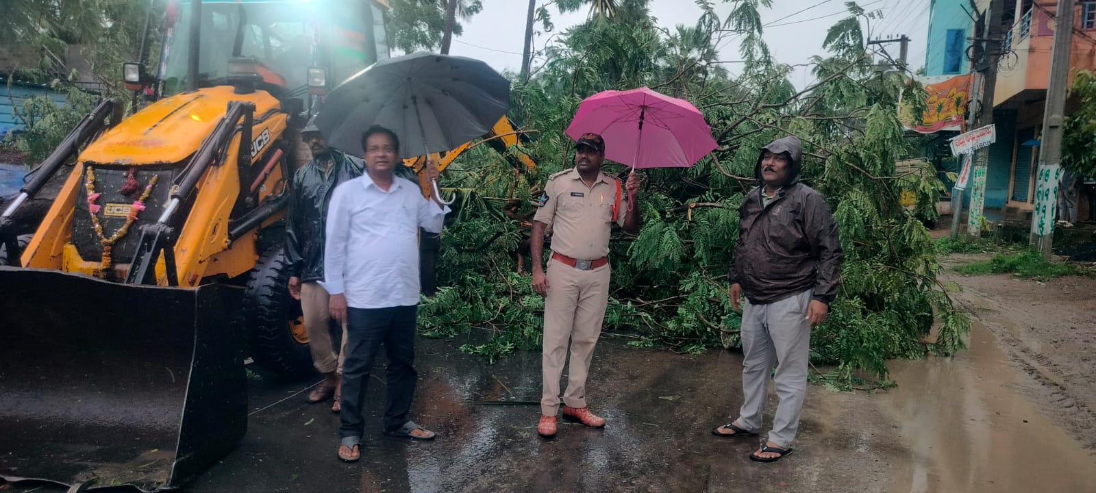 आंध्र प्रदेश में चक्रवात ‘अर्नब’ का असर: कोनासीमा जिला कलेक्टर लोगों को घरों में रहने की सलाह दी