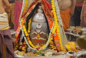 राजा स्वरूप में सजे बाबा महाकाल, पंचामृत पूजन के साथ की गई भस्म आरती