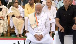 प्रधानमंत्री मोदी सर्व-धर्म प्रार्थना सभा में शामिल हुए, गांधी स्मृति में महात्मा गांधी को पुष्पांजलि अर्पित की