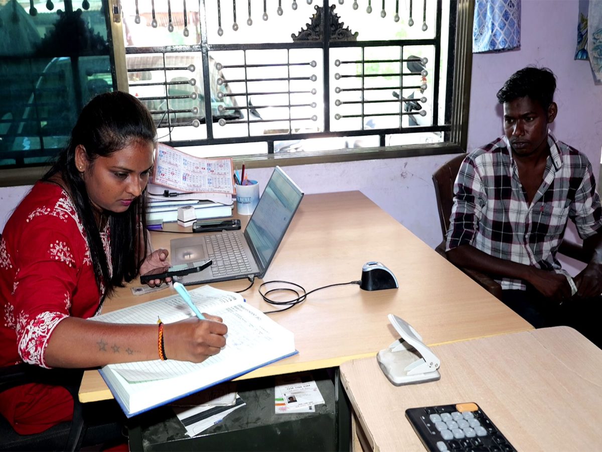 ‘फिनटेक सखी’ ने गुजरात के आदिवासी गांवों में डिजिटल बैंकिंग को बनाया आसान