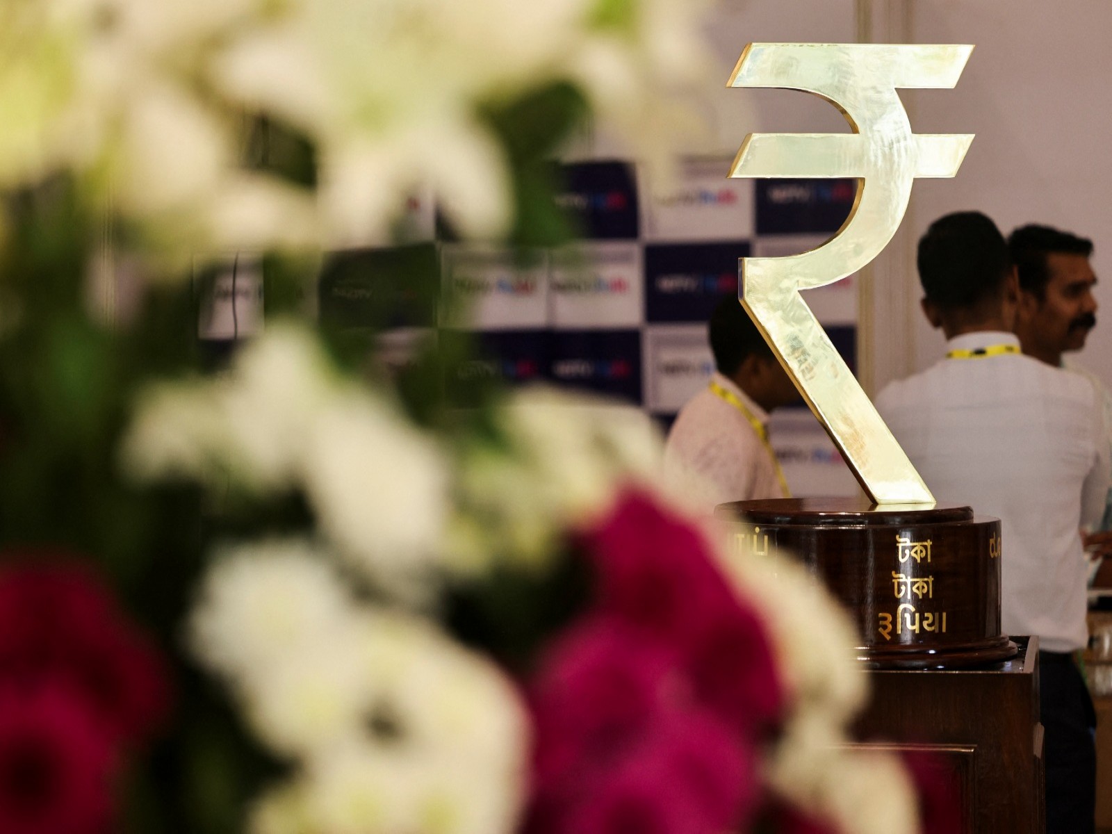 रुपया जल्द 94-94.5 प्रति डॉलर तक मजबूत हो सकता है, लेकिन तेल कीमतों से दबाव का खतरा: रिपोर्ट