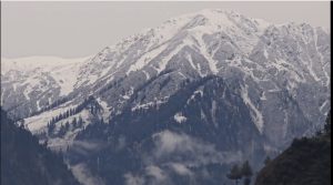 जम्मू-कश्मीर के ऊंचाई वाले इलाकों में सीजन की पहली बर्फबारी, पहाड़ों पर बिछी सफेद चादर
