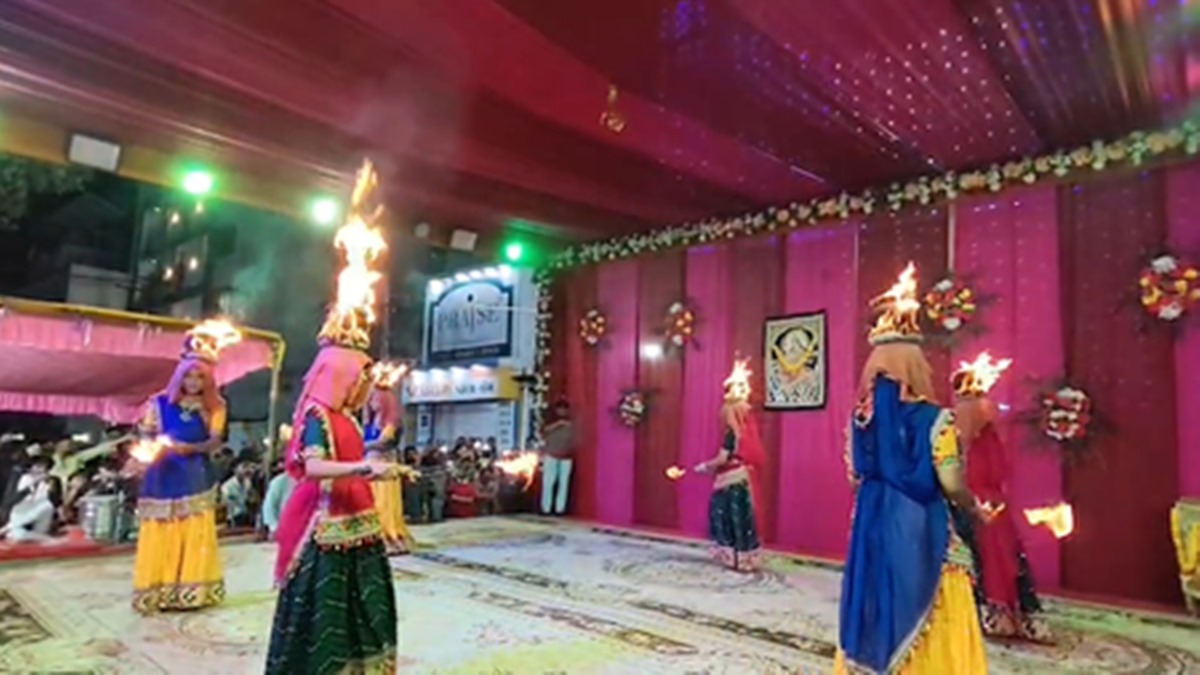 गुजरात में आस्था और रोमांच का अनूठा संगम, कहीं आग वाली इंधोनी तो कहीं अंगारों पर स्वास्तिक रास