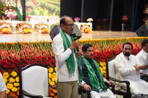 केंद्र सरकार ने गन्ना किसानों के हितों की रक्षा के लिए 1 हफ्ते में उच्चस्तरीय कमेटी बनाने का ऐलान किया