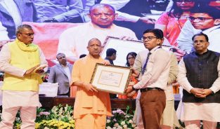 2017 से पहले छात्रवृत्ति में भी होती थी सेंधमारी, अब डीबीटी से सीधे खाते में पहुंच रहा पैसा: सीएम योगी
