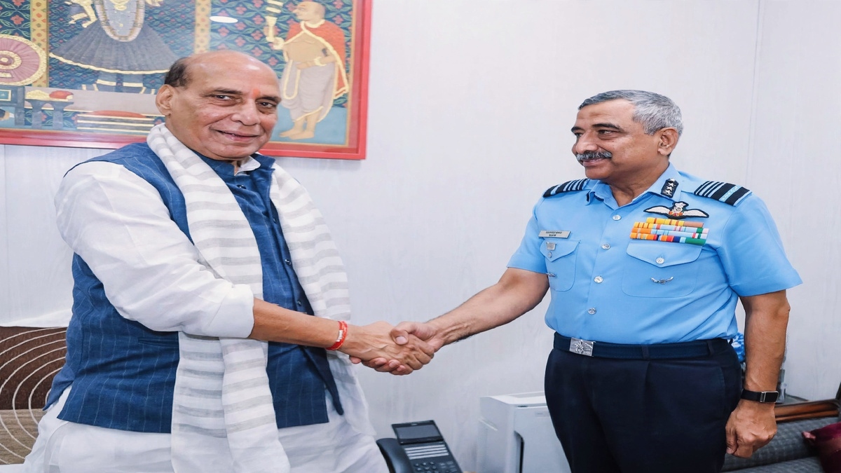 एयर मार्शल आशुतोष दीक्षित ने रक्षा मंत्री राजनाथ सिंह से की मुलाकात, 31 अक्टूबर को संभालेंगे वायुसेना प्रमुख का पद