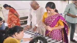गुजरात निकाय चुनाव: गांधीनगर में छह घंटे में 31.90 फीसदी मतदान