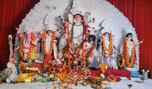 कहीं दुर्गोत्सव तो कहीं गरबा, मां शक्ति की आराधना के अलग-अलग रंग