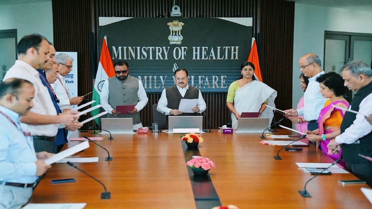 स्वास्थ्य मंत्रालय में नड्डा ने दिलाई ईमानदारी की शपथ, भ्रष्टाचार के खिलाफ सतर्कता पर जोर