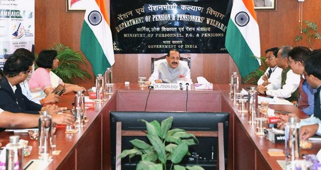 जितेंद्र सिंह ने लोकनायक भवन में विशेष स्वच्छता अभियान की समीक्षा की, सफाई कर्मचारियों को किया सम्मानित