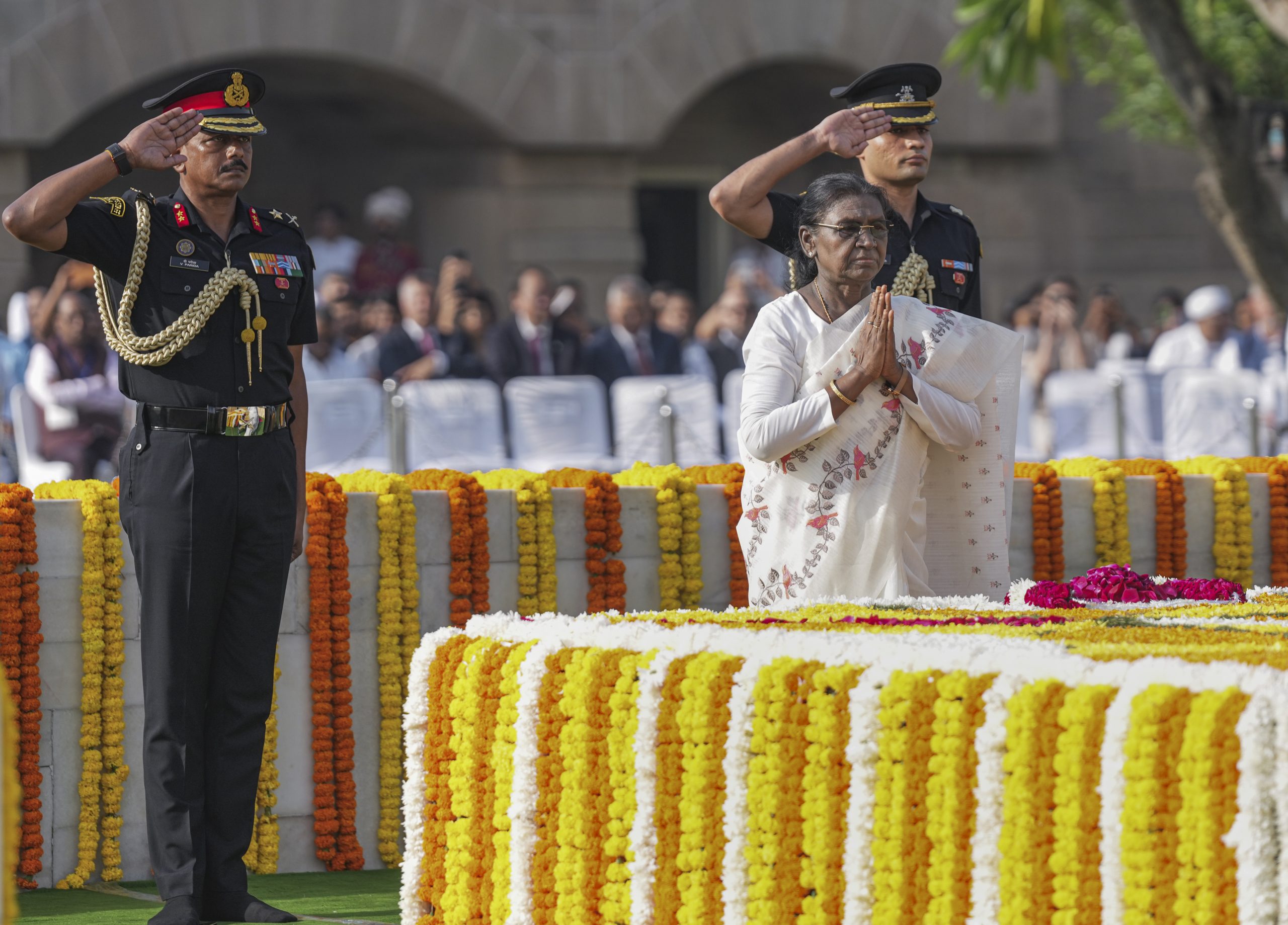 गांधी जयंती पर राष्ट्रपति मुर्मु एवं उपराष्ट्रपति राधाकृष्णन ने पुष्पांजलि अर्पित की, पूर्व प्रधानमंत्री लाल बहादुर को किया नमन