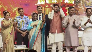 राष्ट्रपति द्रौपदी मुर्मु दशहरा समारोह में शामिल हुईं, पारंपरिक रूप से तीर चलाकर रावण के पुतले का दहन किया