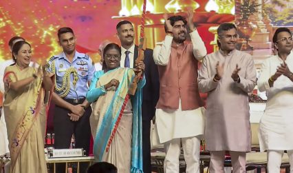राष्ट्रपति द्रौपदी मुर्मु दशहरा समारोह में शामिल हुईं, पारंपरिक रूप से तीर चलाकर रावण के पुतले का दहन किया