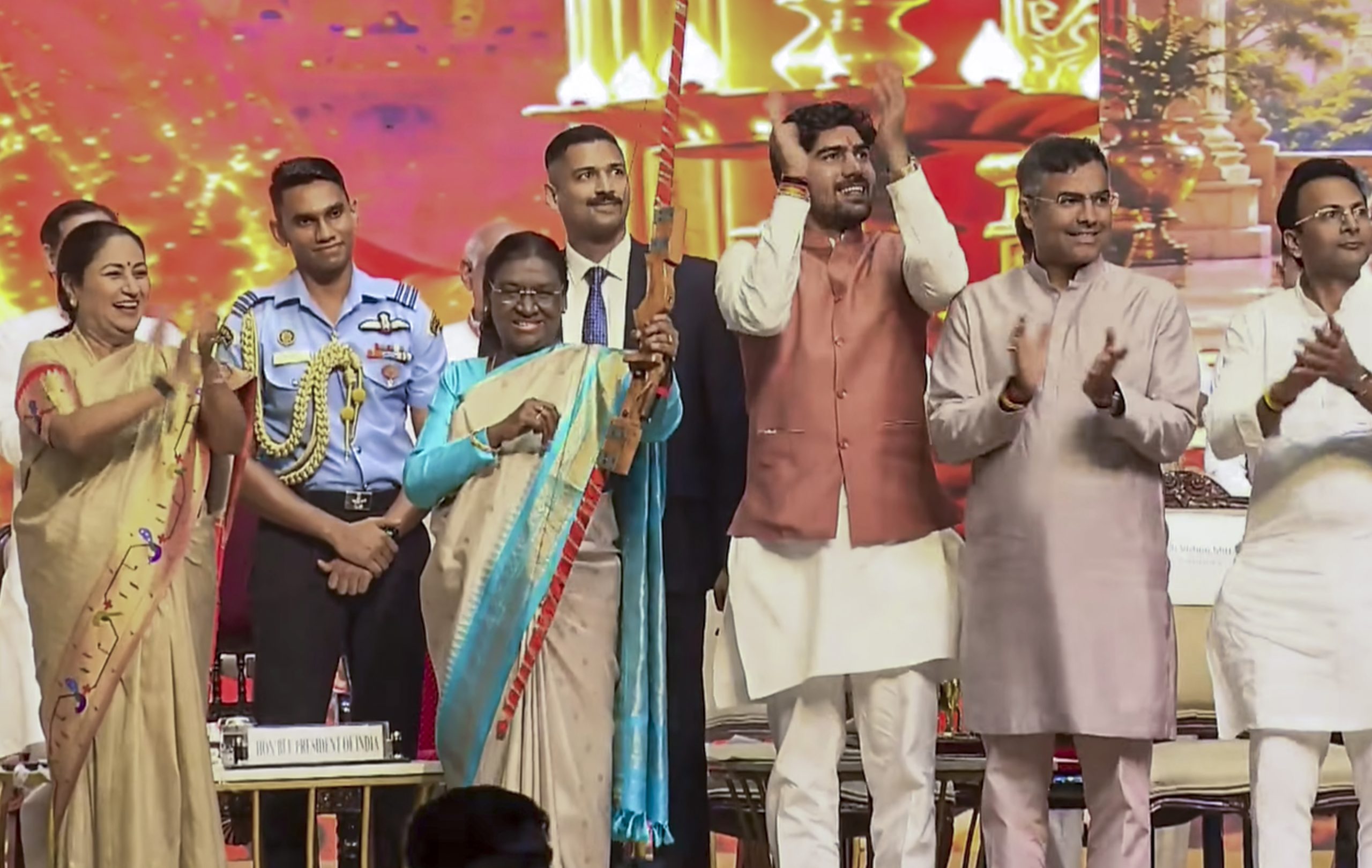 राष्ट्रपति द्रौपदी मुर्मु दशहरा समारोह में शामिल हुईं, पारंपरिक रूप से तीर चलाकर रावण के पुतले का दहन किया