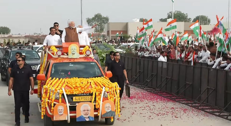 गुजरात के बनासकांठा में रोड शो के दौरान जमा भारी भीड़ ने किया पीएम मोदी का स्वागत 