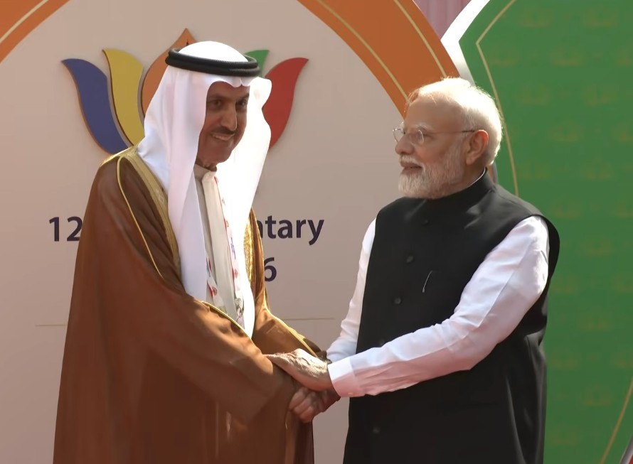ब्रिक्स संसदीय फोरम में विदेशी प्रतिनिधि से बात करते पीएम मोदी